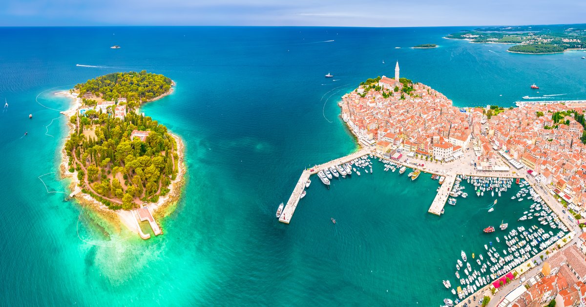 Letecký pohled na Rovinj s ostrůvkem před pobřežím