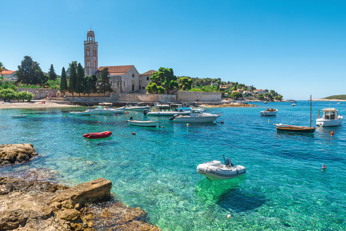 Klášter u moře na ostrově Hvar v Dalmácii