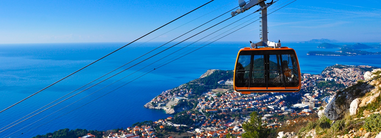 Nemovitosti s výhledem na moře v Dubrovniku. Lanovka.