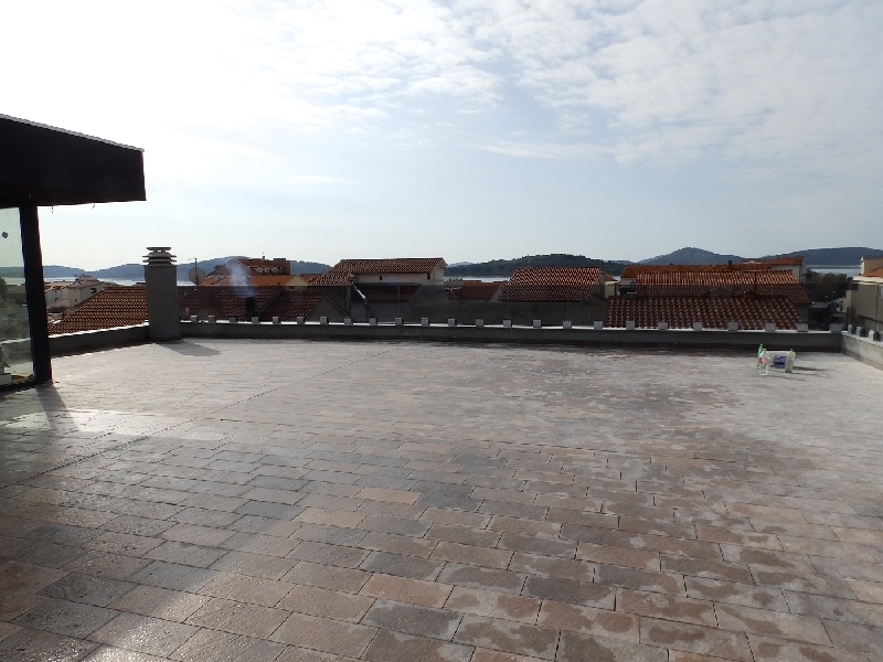 Střešní terasa objektu A1239 ve Vodicích, Dalmácie.