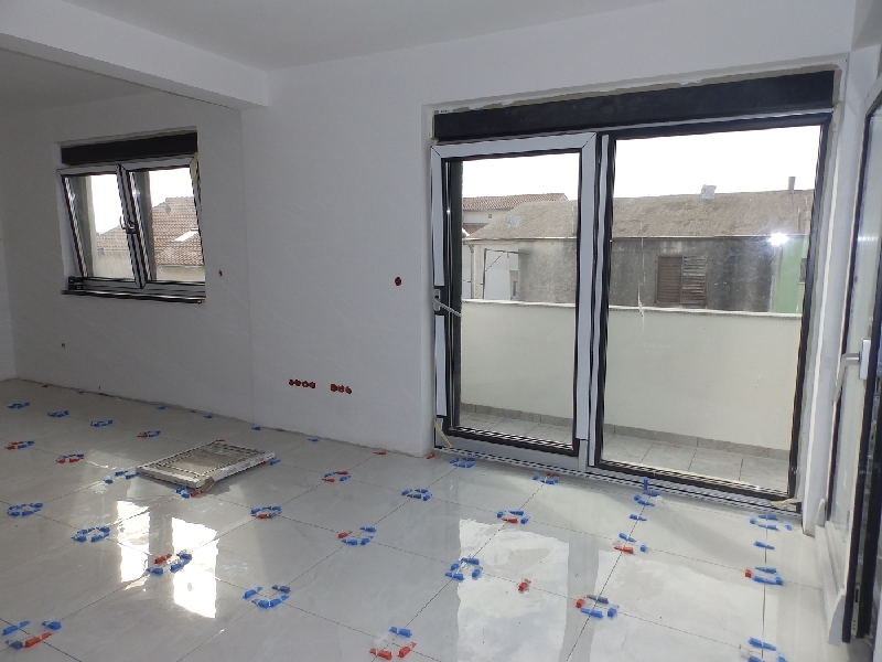 Obývací pokoj s východem na terasu ve druhém patře.