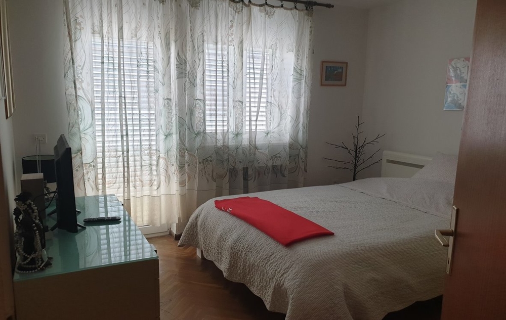 Ložnice se vstupem na prostornou terasu bytu A1301 ve Splitu.