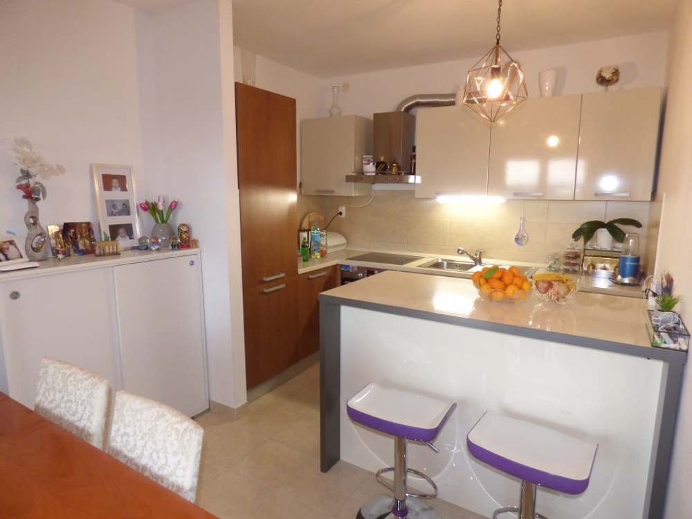 Jídelna a kuchyně apartmánu A1493 v Chorvatsku, ostrov Čiovo.