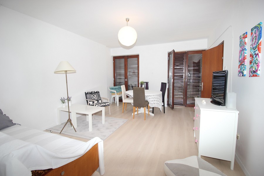 Obývací pokoj se vstupem na prostornou terasu apartmánu A1682 v Chorvatsku.