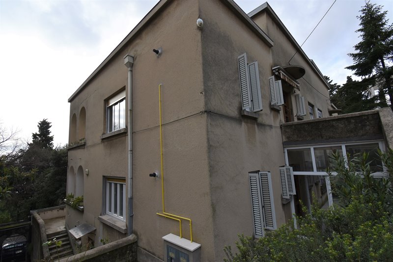 Pohled na obytný dům - vnější pohled: A1814.