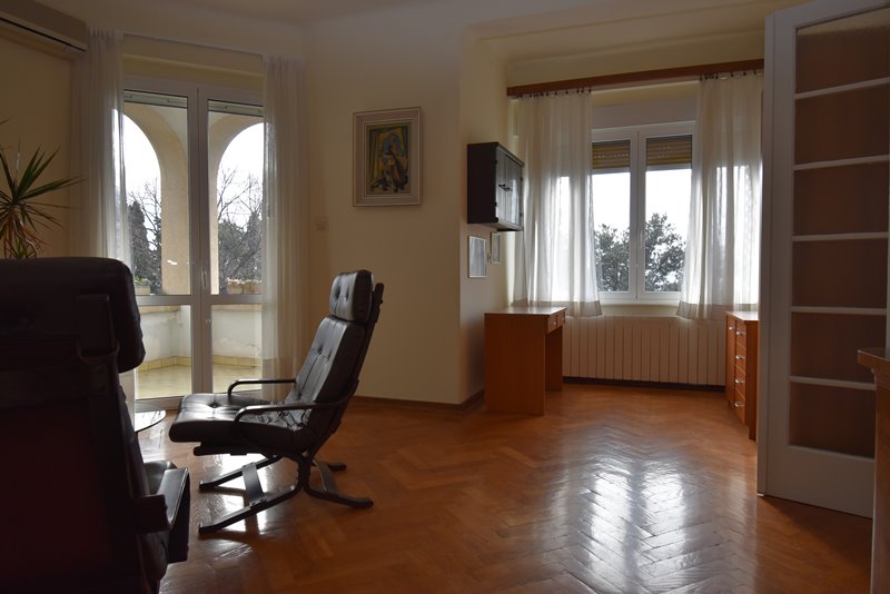 Obývací pokoj a výhled na zastřešenou terasu.