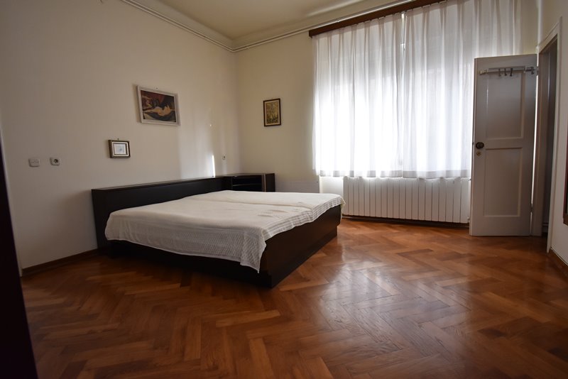 Prostorná ložnice s koupelnou.