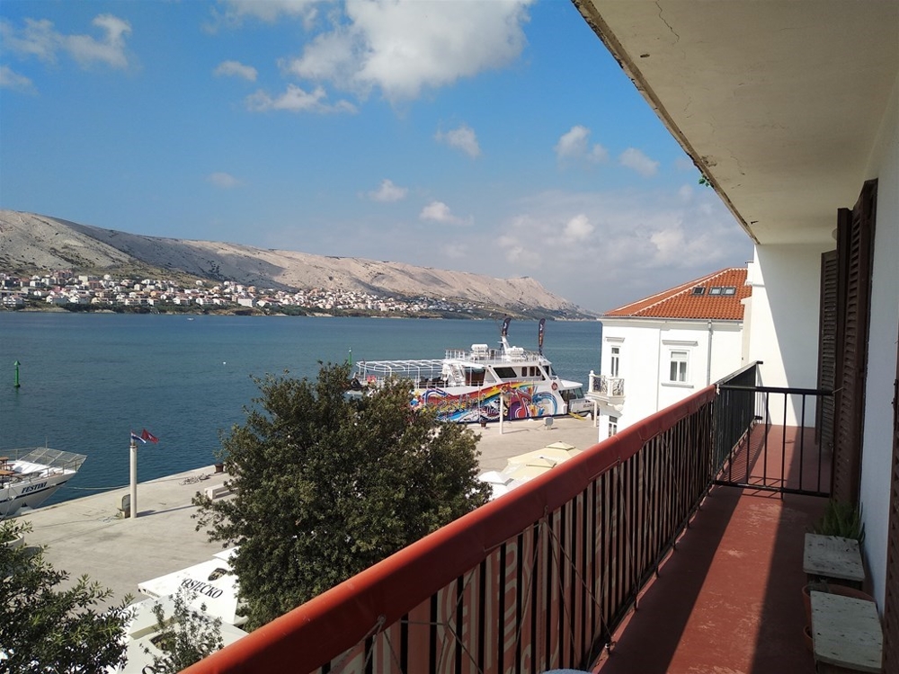 Byt v první řadě u moře v Pagu, Chorvatsko na prodej - Panorama Scouting.