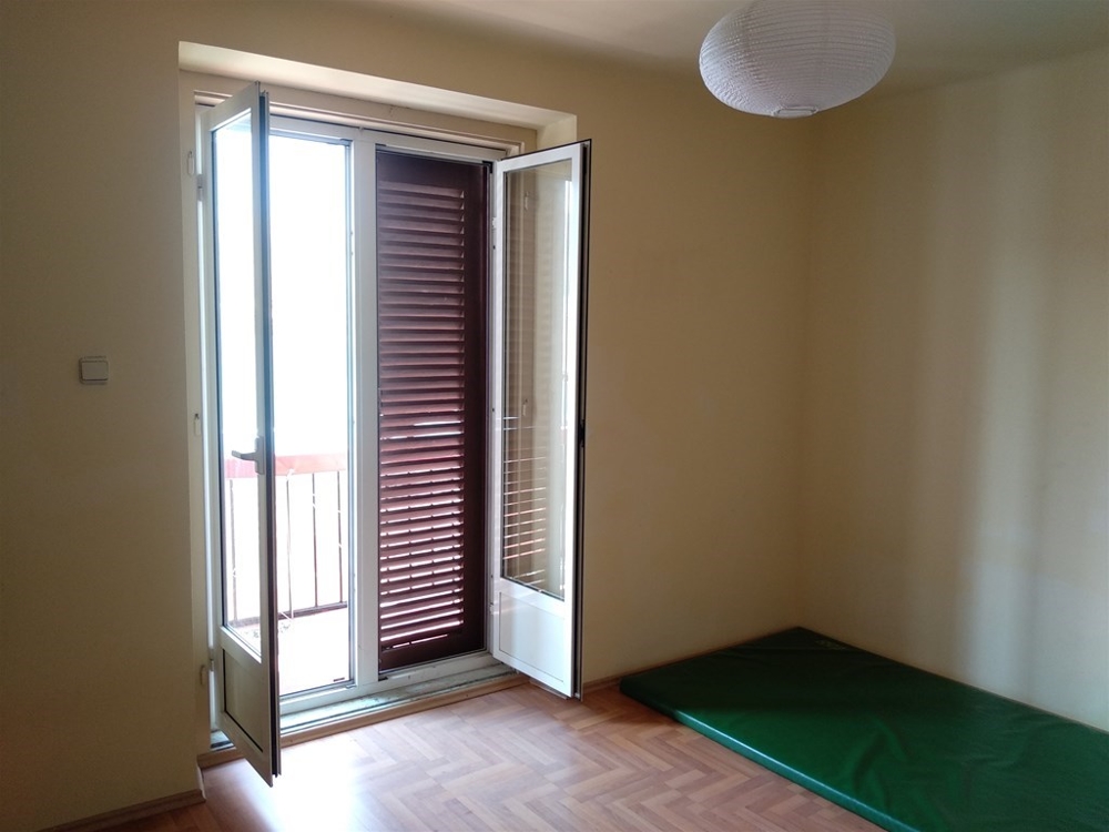 Výhled z jednoho pokoje na prostornou terasu.