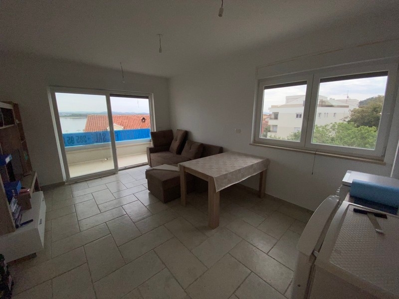 Výhled z obývací části na terasu a na moře.