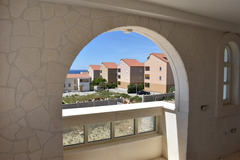 Výhled na moře z kryté terasy apartmánů A2057, Chorvatsko.