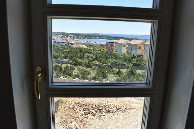 Výhled na moře z okna z obytné části A2057, Novalja, Chorvatsko.