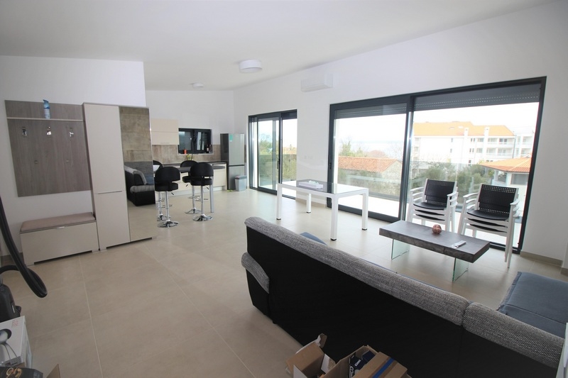 Prostorný obývací pokoj s vysoce kvalitním nábytkem.