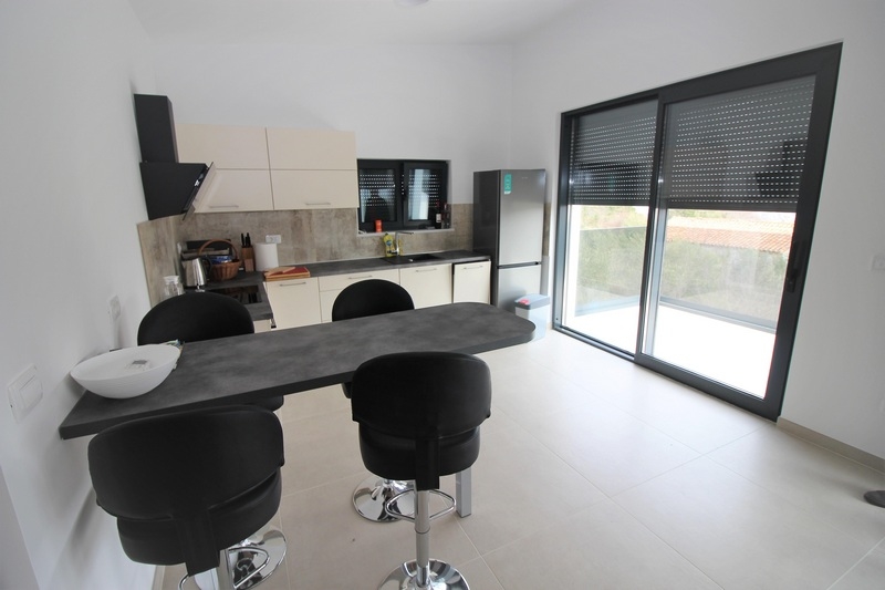 Kuchyň a jídelní kout (bar).