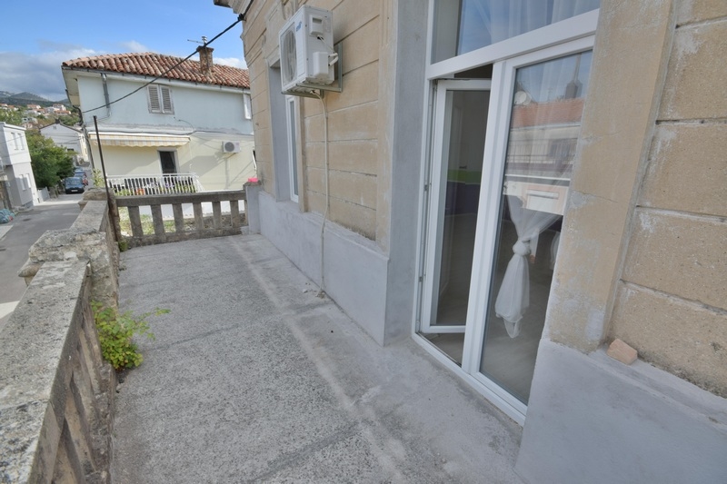 Terasa bytu A2149 po kompletní rekonstrukci.