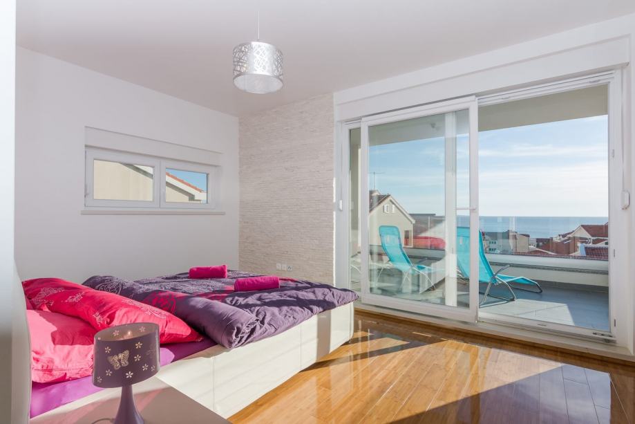 Ložnice s výhledem na moře.