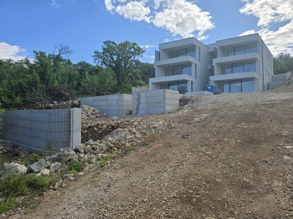 Výhled na moře a hory na pohoří Velebit z terasy nemovitosti A2363 nedaleko Zadaru.