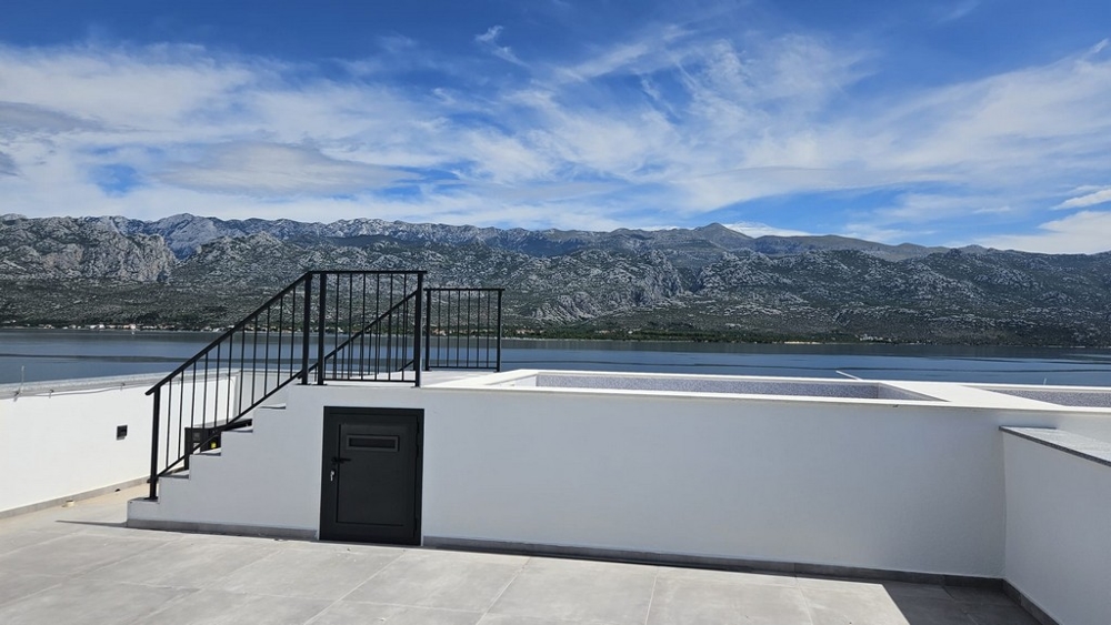 Střešní terasa s bazénem a výhledem na moře na pozemku A2382 nedaleko Zadaru, Chorvatsko.