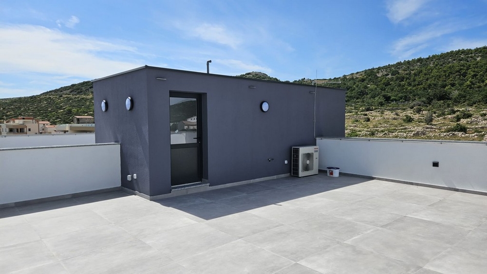 Moderní střešní terasa nemovitosti A2382 nedaleko Zadaru v Chorvatsku - Panorama Scouting.