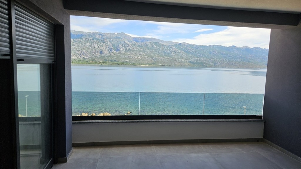 Výhled na moře z moderní a zastřešené terasy nemovitosti A2382 nedaleko Zadaru v Chorvatsku.