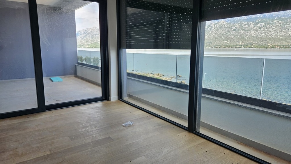 Obývací pokoj s terasou a výhledem na moře.