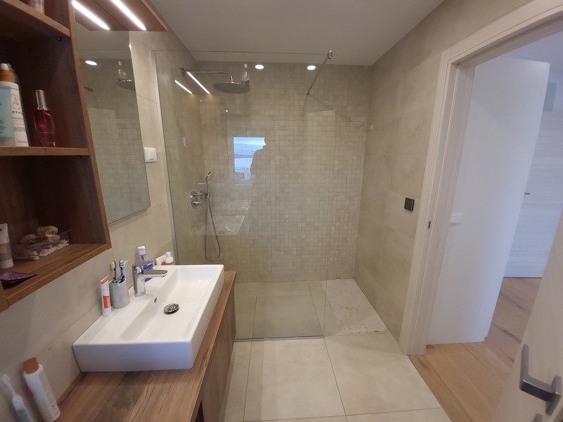 Na tomto obrázku můžete vidět atraktivní a pohodlnou koupelnu nemovitosti A2417, která je na prodej na ostrově Krk.