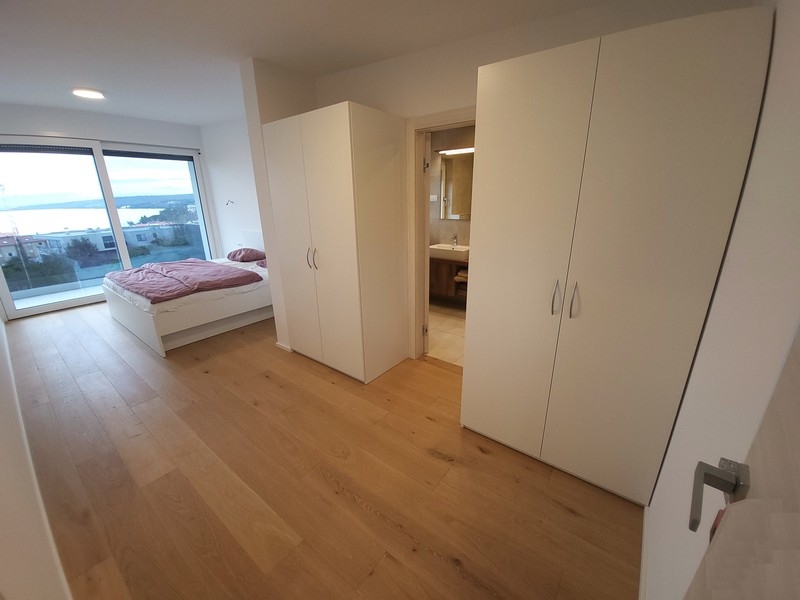 Na tomto obrázku můžete vidět atraktivní a pohodlnou ložnici nemovitosti A2417, která je na prodej na ostrově Krk.