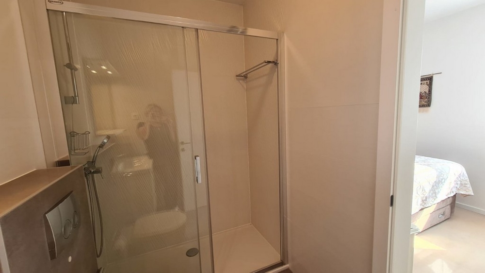 Na tomto obrázku můžete vidět atraktivní a pohodlnou koupelnu nemovitosti A2636, která je na prodej na ostrově Pag.