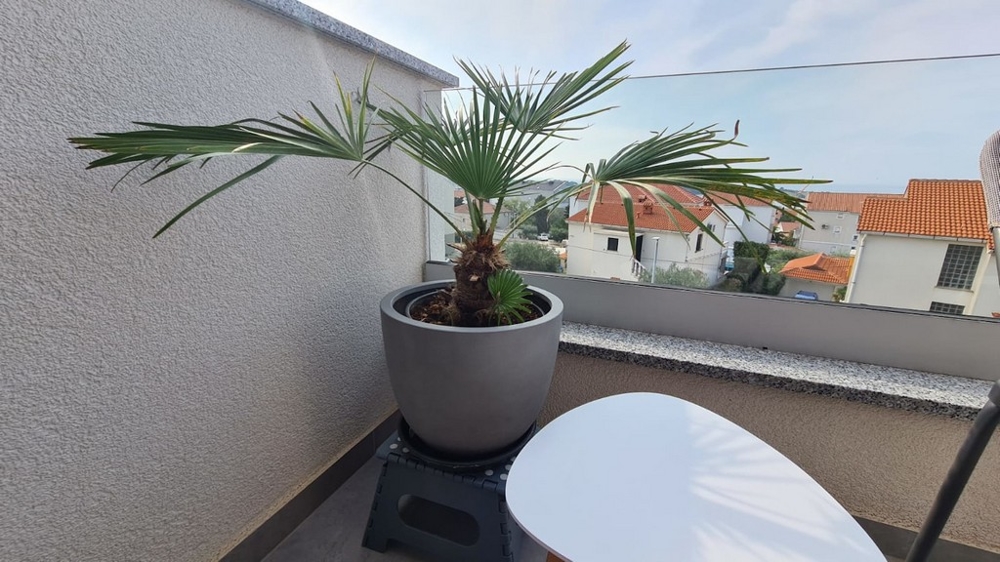 Terasa s výhledem na moře na pozemku A2636, který je na prodej v Chorvatsku v regionu Ostrov Pag - Panorama Scouting.