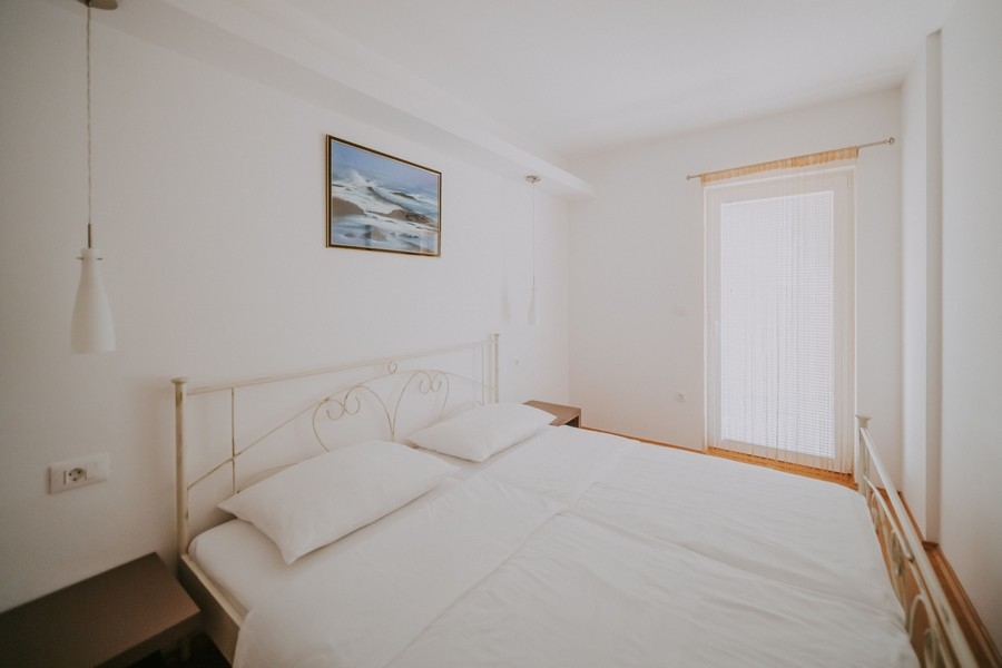 Na tomto obrázku můžete vidět atraktivní a pohodlnou ložnici nemovitosti A2708, která je na prodej na ostrově Krk.