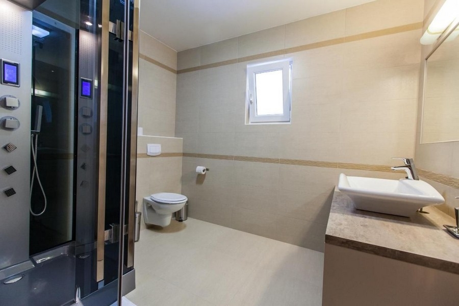 Na tomto obrázku můžete vidět atraktivní a pohodlnou koupelnu nemovitosti A2708, která je na prodej na ostrově Krk.