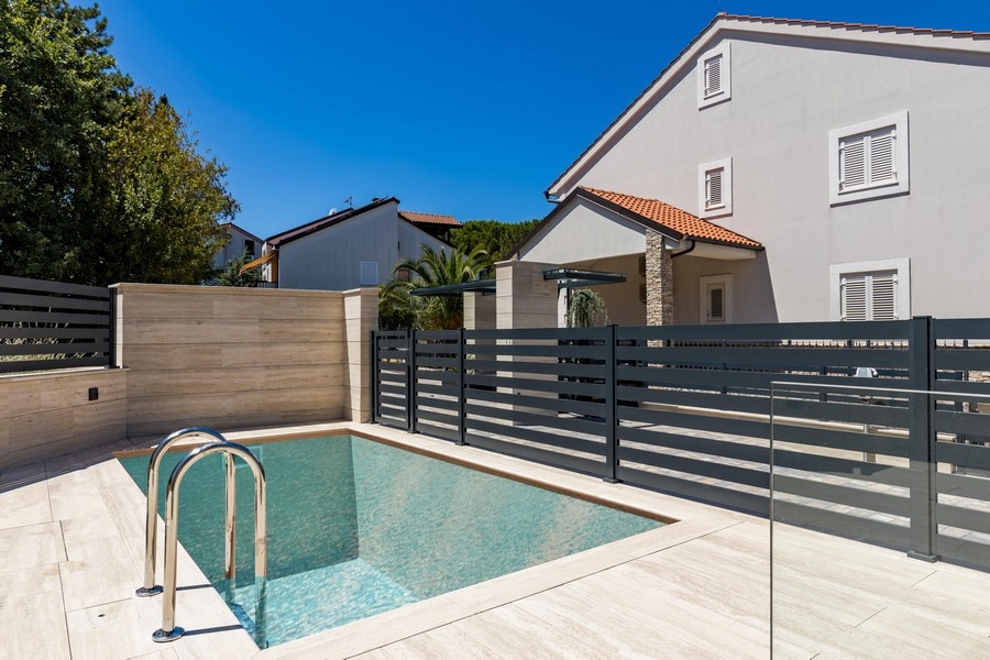 Terasa s výhledem na moře nemovitosti na prodej v Chorvatsku - Panorama Scouting.