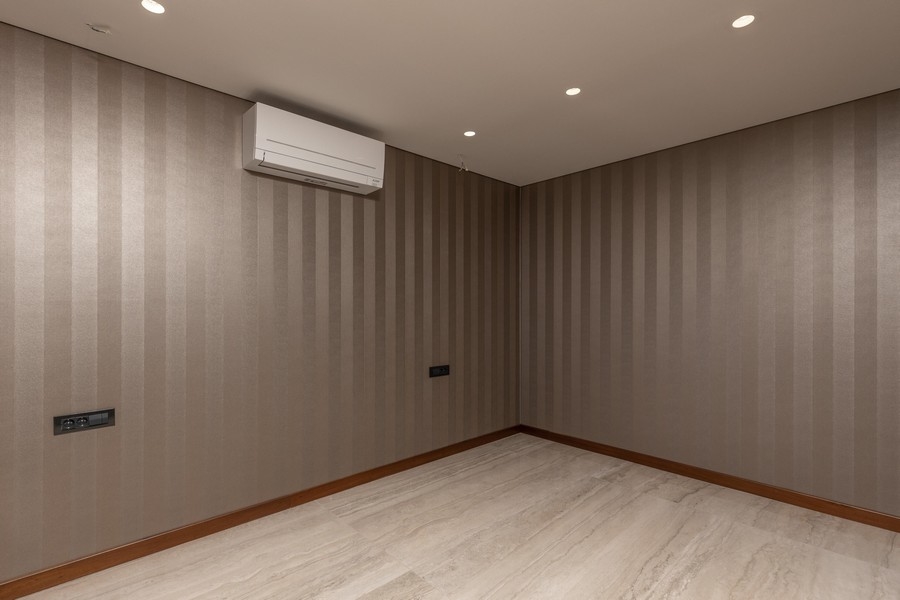 Ložnice s vysoce kvalitními tapetami a klimatizací.