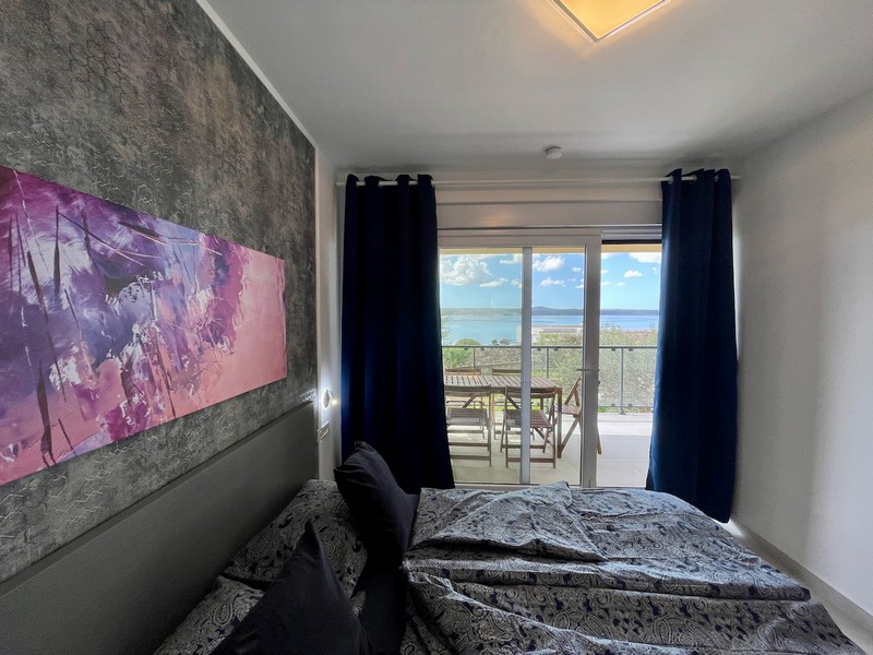 Moderní koupelna s bezbariérovým sprchovým koutem a stylovou sanitou v bytě na prodej v chorvatském Zadaru