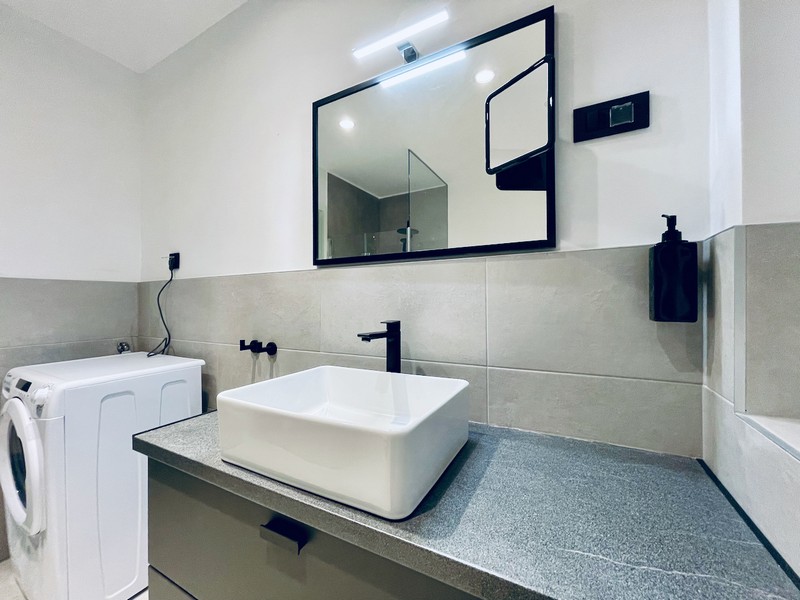 Pohled z dronu na moderní apartmánový komplex s parkovacím místem, v blízkosti moře v Zadaru, Chorvatsko, na prodej