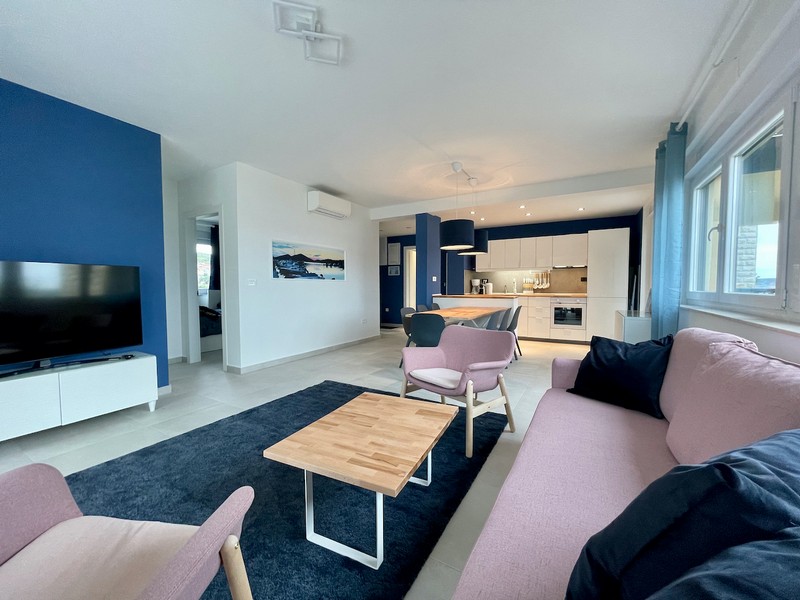 Čelní pohled na moderní žlutý bytový dům s parkovacím místem v chorvatském Zadaru na realitním trhu