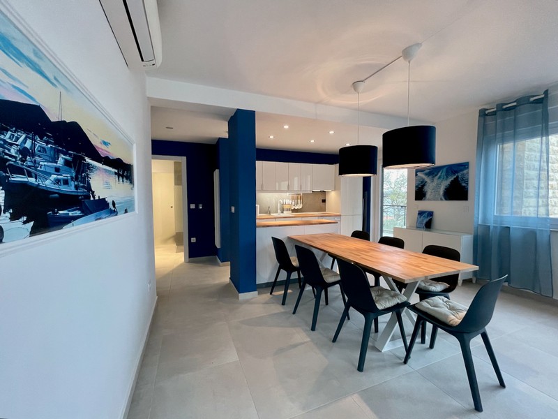 Otevřený obytný prostor s dlažbou a instalací pro kuchyňský kout v bytě na prodej v Zadaru, Chorvatsko