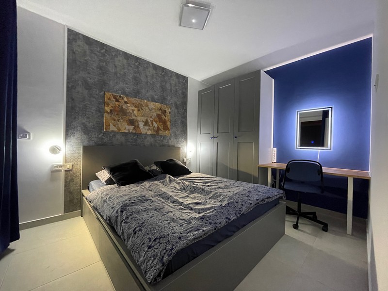 Panoramatické okno s malebným výhledem na moře a okolní krajinu v apartmánu v Zadaru, Chorvatsko