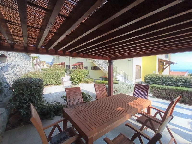 Terasa nemovitosti A2757, která je na prodej v Chorvatsku v oblasti Lovran - Panorama Scouting.