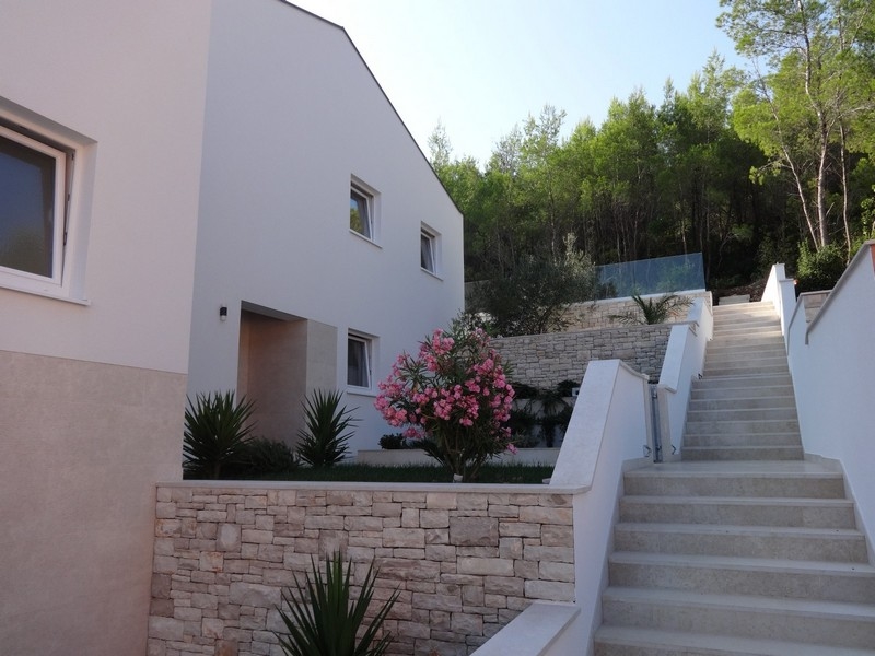 Balkon a terasa s výhledem na moře zvou k lenošení