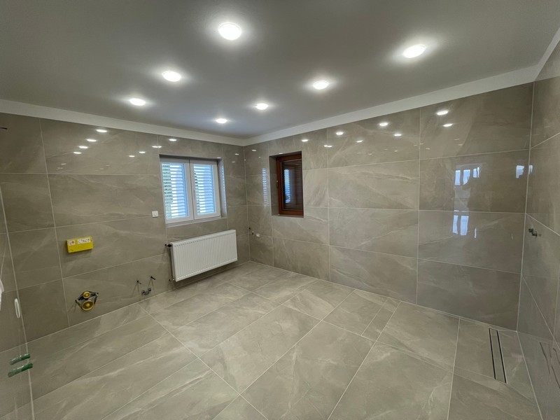 Moderní, prostorná koupelna.