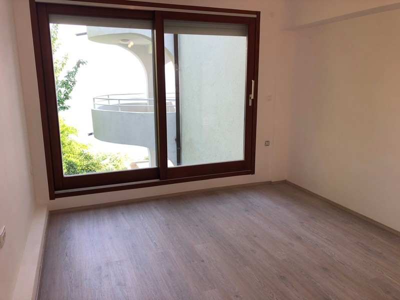 Ložnice a balkon s výhledem.