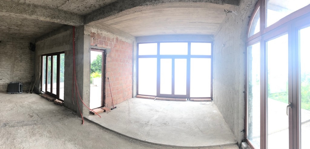 Přízemní byt v hrubém stavu.