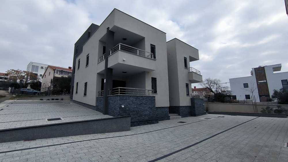 Čelní pohled na obytný dům, ve kterém se nacházejí byty A2772 v prvním a druhém patře.