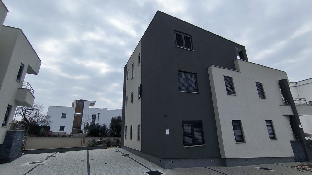 Pohled na novou budovu (2022) v Kozino s ID A2772.