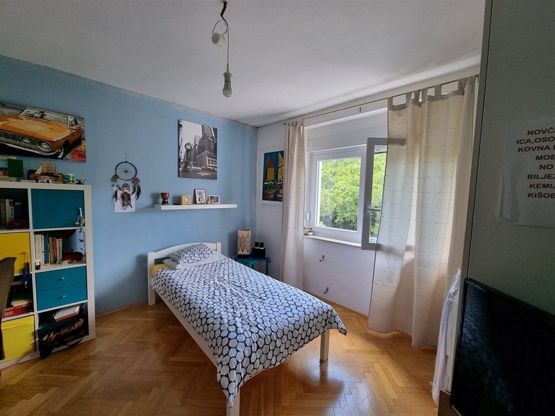 Útulná ložnice s jedním lůžkem.