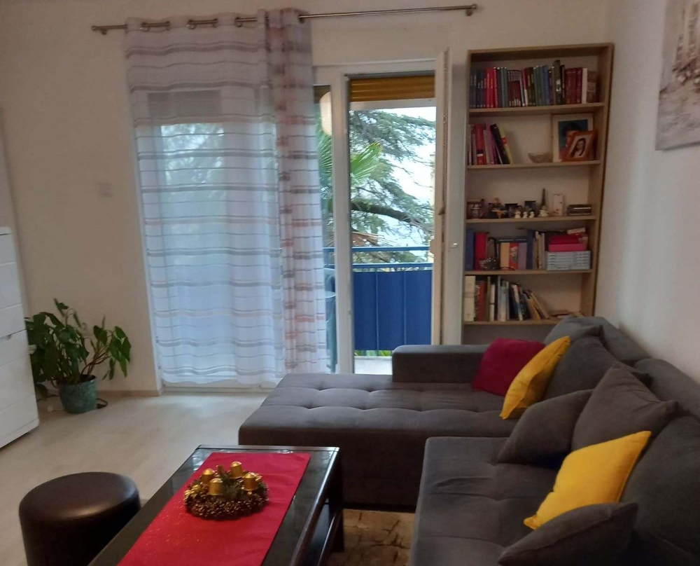 Pohled do obývacího pokoje bytu. V Rijece, která je na prodej.