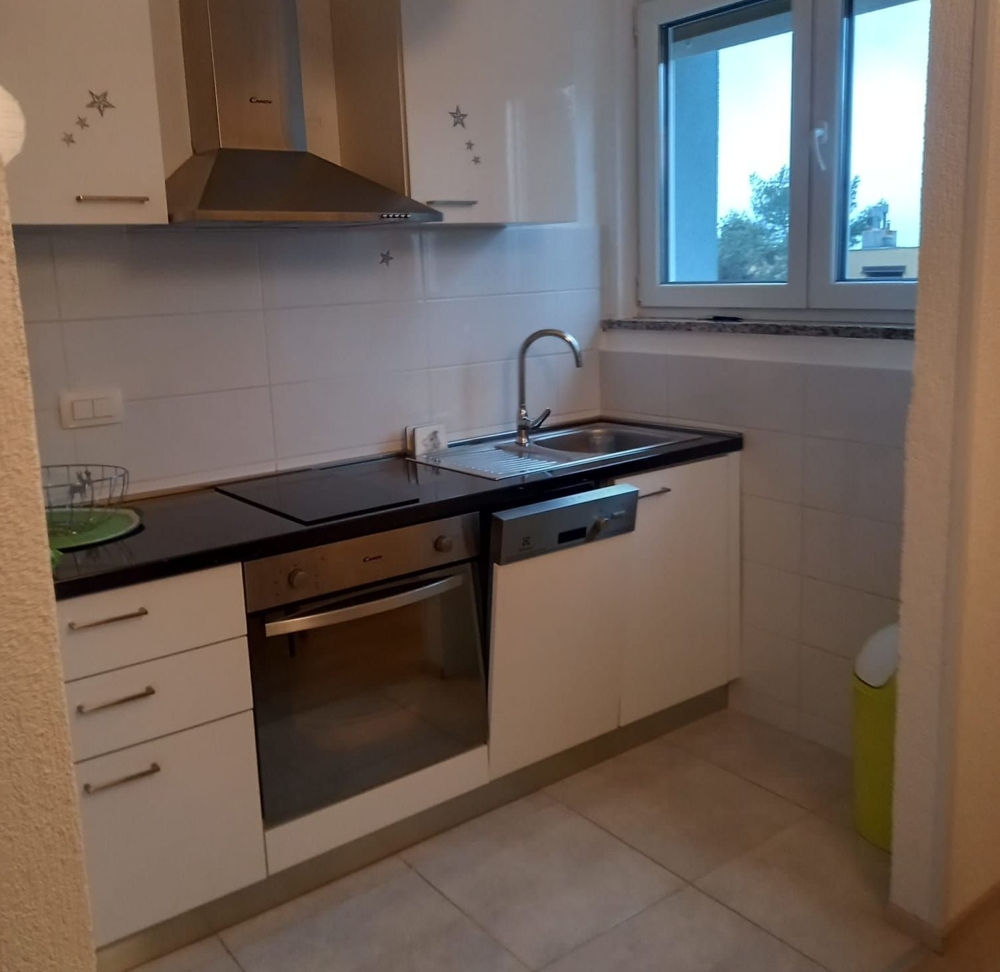 Pohled na kuchyň bytu v Rijece, který je na prodej.