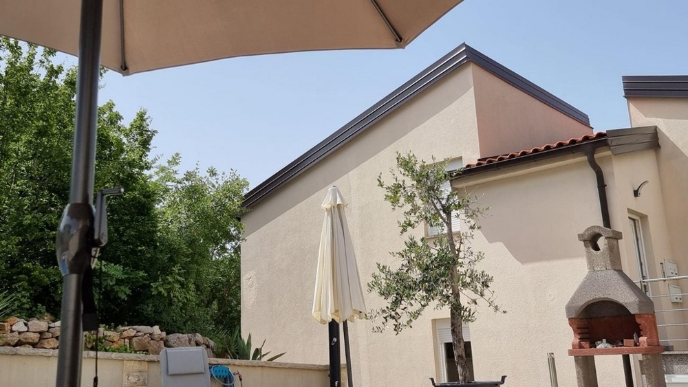 Pohled na budovu a apartmánový gril.