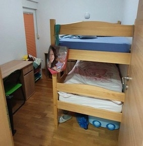 Patrová postel v druhé ložnici objektu.